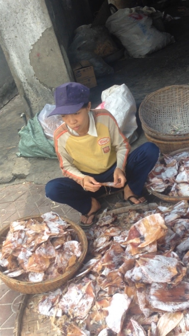 Công đoạn lột lụa mực xà.