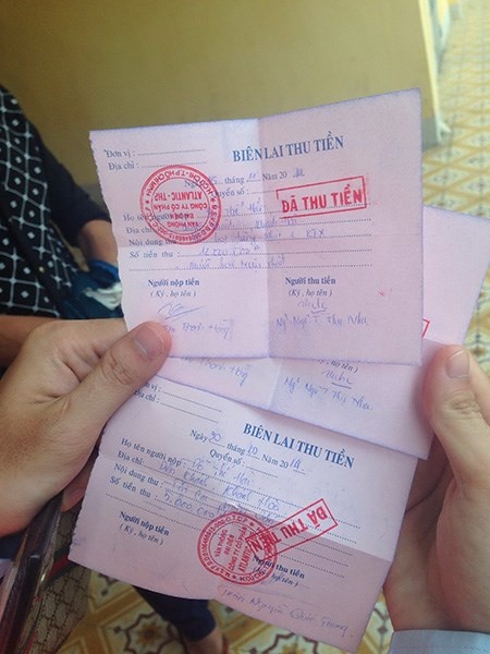 Các học viên giữ biên lai thu tiền với hy vọng đòi lại tiền.