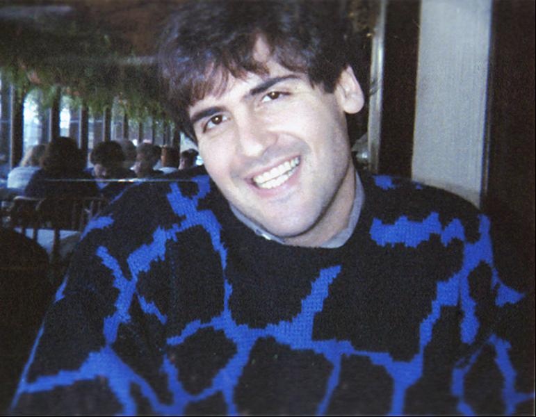  7.	Mark Cuban – Nhân viên pha chế Ở tuổi 25, Cuban- nhà tỷ  phú đầu tư của Mỹ đã tốt nghiệp đại học Indiana và chuyển tới Dallas làm một nhân viên pha chế rượu (bartender) sau đó là nhân viên kinh doanh của một công ty bán lẻ phần mềm máy tính. Ảnh: forbes