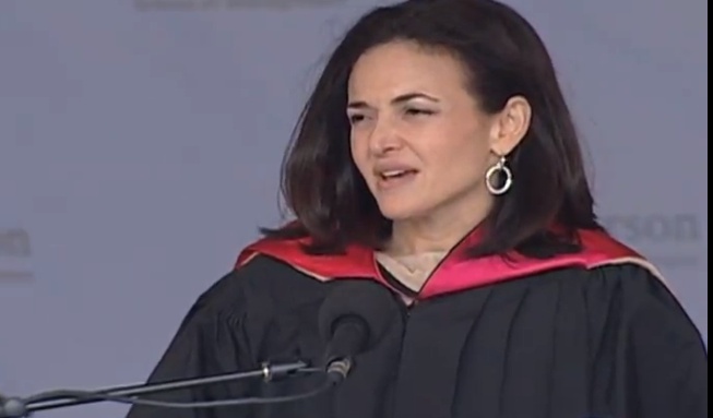 10.	Sheryl Sandberg – Tốt nghiệp đại học kinh doanh Harvard Ở tuổi 25, giám đốc tác nghiệp của Facebook tốt nghiệp ngành kinh tế của đại học Harvard với kết quả thuộc top cao nhất. Sau đó, bà làm việc cho Ngân hàng Thế Giới (WB) dưới sự dẫn dắt của Larry Summers – người sau này trở thành Bộ trưởng Bộ tài chính Mỹ. Bà nhận bằng Thạc sỹ của đại học Havard năm 1995.Ảnh: universitywebinars
