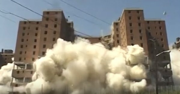 Hình ảnh phá dỡ một tòa nhà cao tầng.