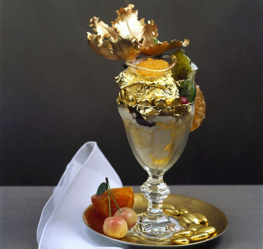 1.Món tráng miệng trang trí bằng lá vàng 23 carat  Kem Golden Opulence Sundae tại nhà hàng Serendipity 3,New York,Mỹ có giá <abbr class=