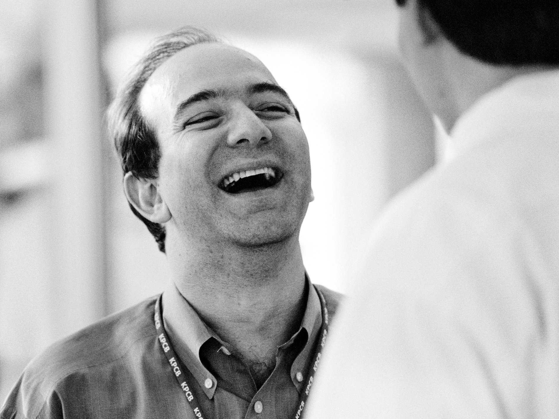  4.	Jeff Bezos – KỹsưpháttriểnphầnmềmNăm 24 tuổi, Bezos làm việc tại Bankers Trust với công việc phát triển cácphần mềmmangtính cải tiến cho các ngân hàng. Hai năm sau, ông trở thành phó chủ tịch trẻ nhất của công ty này. Ảnh: businessinsider