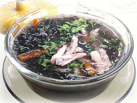 Canh rong biển thịt gà thanh nhiệt.