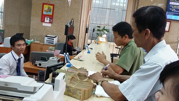 Nhiều DN vẫn còn thói quen giao dịch tiền mặt.