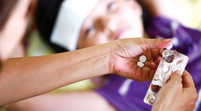 Nhung sai lam khi dung thuoc ha sot hinh anh