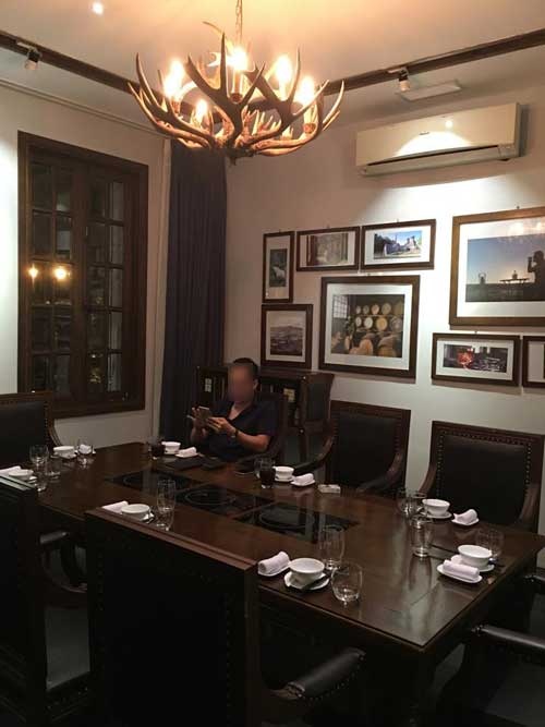 Quang cảnh phòng ăn nơi anh N. và nhóm bạn dùng bữa.