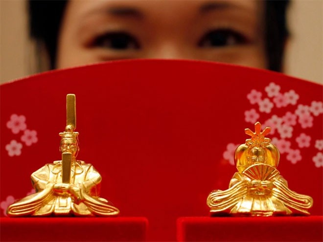 8. Nhật Bản Mức dự trữ vàng chính thức: 765,2 tấn Tỷ lệ vàng trong dự trữ ngoại hối: 2,2% Vào năm 1950, Nhật chỉ có 6 tấn vàng dự trữ, nhưng từ năm 1959, dự trữ vàng của Nhật bắt đầu tăng mạnh. Vào năm đó, mức mua ròng vàng của Ngân hàng Trung ương Nhật (BoJ) tăng 169 tấn so với năm 1958. Năm 2011, BoJ bán vàng để có tiền bơm 20 nghìn tỷ Yên vào nền kinh tế nhằm trấn an giới đầu tư sau thảm họa động đất và sóng thần.