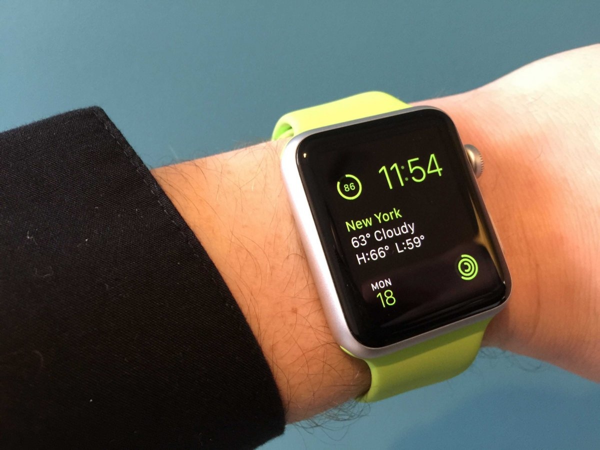 1. Apple Trụ sở chính: Cupertino, California, Mỹ Vị trí năm ngoái: 2 Apple thu hút một số lượng lớn người dùng, đặc biệt là những khách hàng trong độ khoảng từ 20 đến 35 tuổi. Các sản phẩm của iPhones, iPads, và Macbooks ngày càng được nhiều người biết đến. Năm nay, Apple đã gây xôn xao khi trình làng chiếc đồng hồ thông minh mới.