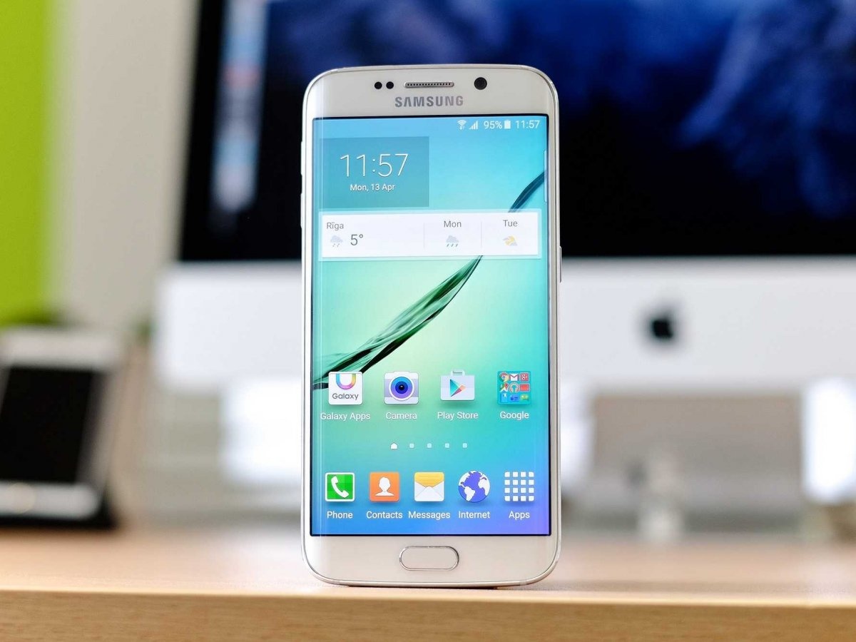 3. Samsung Trụ sở chính: San Jose, California, Mỹ Vị trí năm ngoái: 3 Điện thoại và máy tính bảng Galaxy của Samsung hiện đang là sản phẩm rất quen thuộc đối với giới trẻ. Chiếc điện thoại thông minh Galaxy S6 mới ra mắt nhận được nhiều lời khen từ người dùng.