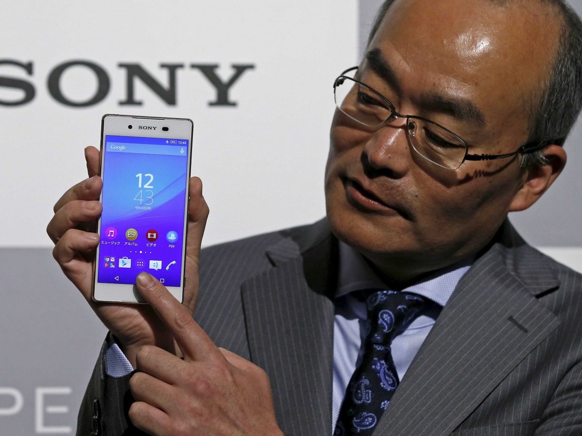 4. Sony Trụ sở chính: Minato, Tokyo, Nhật Bản Vị trí năm ngoái: Các ứng dụng như PlayStation, trò chơi, hình ảnh, và âm nhạc của tập đoàn Sony đang phát triển rất nhanh. Sony đang tích cực đầu tư vào các lĩnh vực trên và mở rộng sang cả điện thoại thông minh. Đặc biệt, trong dịp World Cup 2014 vừa qua, khán giả xem truyền hình được mãn nhãn với chiến dịch “Một Sân vận động sống” được thực hiện bằng camera “khủng” Sony F65.