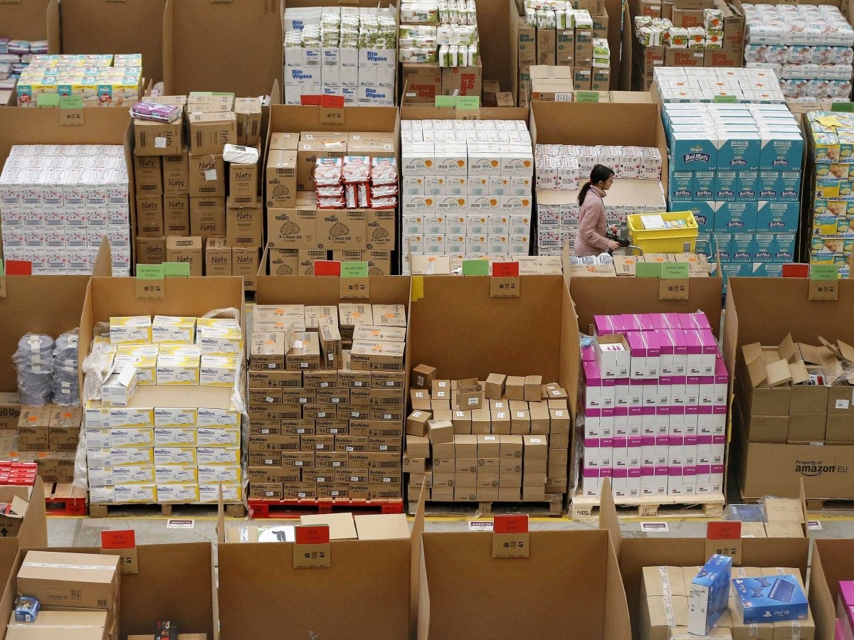 7. Amazon Trụ sở chính: Seattle, Washington, Mỹ Vị trí năm ngoái: 11 Năm nay, Amazon bắt đầu áp dụng dịch vụ giao hàng 1 giờ cho các thành viên Prime và hy vọng mở rộng dịch vụ sang cả thành phố New York. Công ty cũng đã công bố một tiện ích mới gọi là “nút Dash” để khách hàng có thể dễ dàng gọi các mặt hàng tạp hóa. Amazon cũng đã kết nối với Twitter giúp việc đặt hàng trở nên tiện hơn rất nhiều.