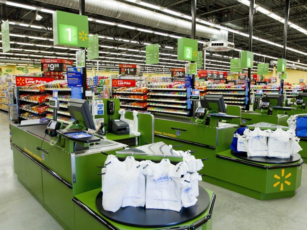 9. Wal-Mart Trụ sở chính: Bentonville, Arkansas, Mỹ Vị trí năm ngoái: 5 Năm nay, Wal-Mart thực hiện chế độ tăng lương cho rất nhiều nhân viên và mở thêm các cửa hàng nhỏ để tiếp cận gần hơn những với khách hàng trẻ. Khái niệm