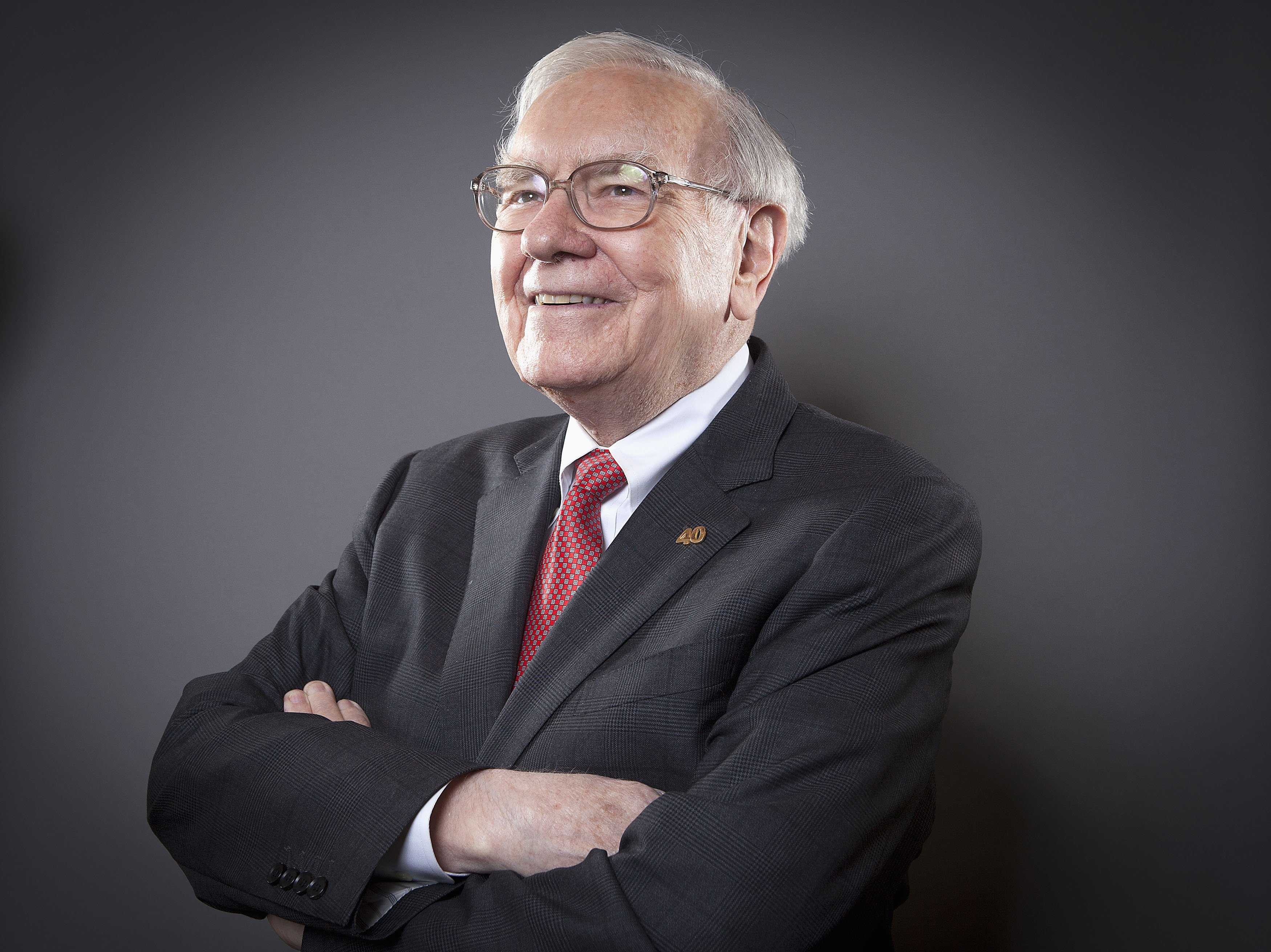 Warren Buffett van quyet dinh dau tu sau khung bo Paris hinh anh