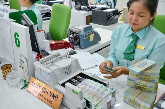 Ban hang tram trieu co phan ngan hang hinh anh