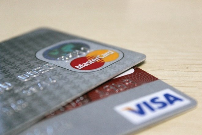 Phi dich vu ngan hang van am tham tang manh hinh anh