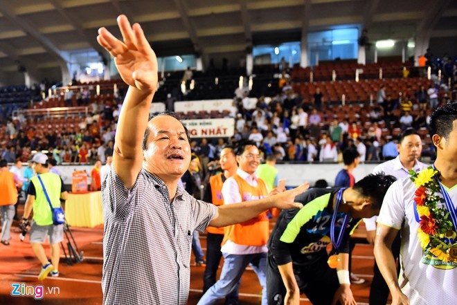 Bầu Đức trên sân bóng rất hào hứng, trái ngược với việc tài sản bị bốc hơi hàng nghìn tỷ trên sàn chứng khoán. Ảnh minh họa: Nguyễn Quang.
