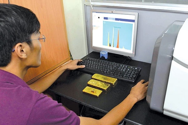 Bi an chat la tron vao vang hinh anh