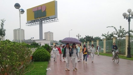 Cong nhan tre thap thom cho thuong Tet hinh anh