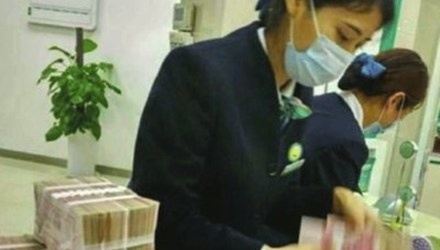 Vac 8 bao tien moc den ngan hang gui tiet kiem hinh anh