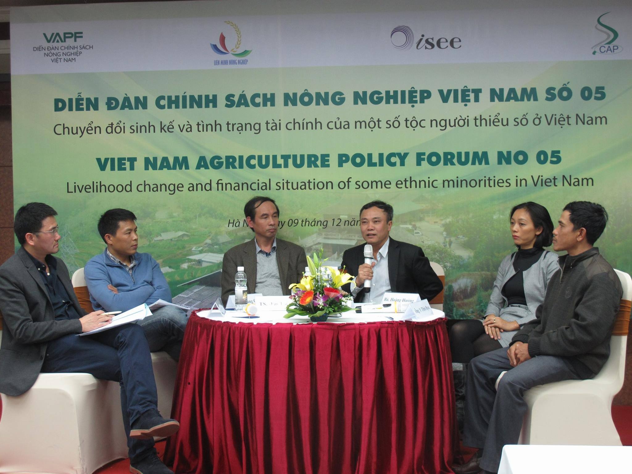 Tham dự Diễn đàn Chính sách Nông nghiệp Việt Nam, các đại biểu cho rằng người dân tộc thiểu số ở Tây Nguyên đang sống chung với nợ và cần phải có cơ chế tín dụng đặc thù để họ vay vốn cho sản xuất kinh doanh. Ảnh: Lan Dung.