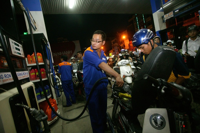 Dau the gioi 36 USD mot thung: Nguoi Viet phai tra gia cao hinh anh