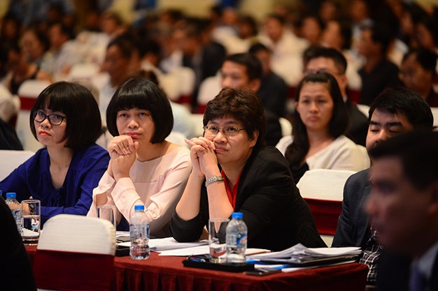 Cổ đông tham dự đại hội đồng cổ đông bất thường năm 2015 của Ngân hàng Eximbank sáng 15-12.