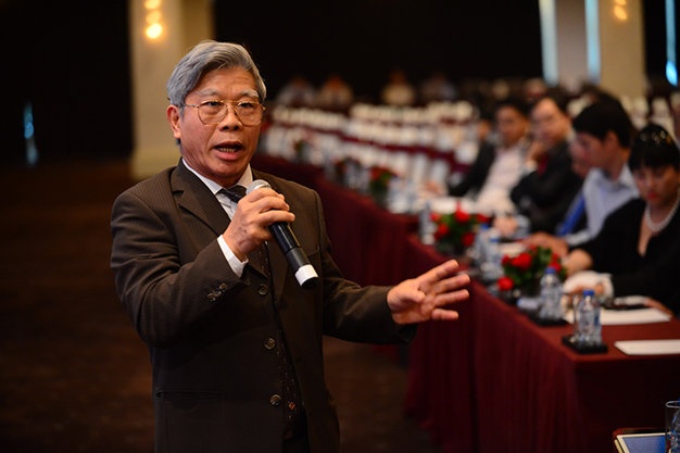 Ông Lê Đức Thúy - Cố vấn Ngân hàng Eximbank trả lời câu hỏi của các cổ đông tại đại hội.