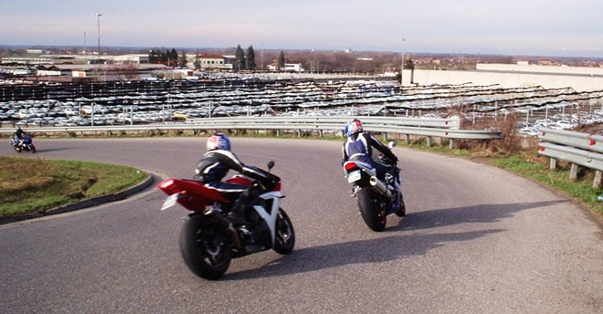 Không để chân quá thấp bởi điều này dễ khiến bạn bị bỏng hoặc cháy cao su ở đế giày hay thậm chí gặp chấn thương nặng hơn khi xảy ra tai nạn. Hãy để chân ở vị trí phù hợp để bạn có thể xử lý mọi tình huống trên đường thật nhanh chóng.