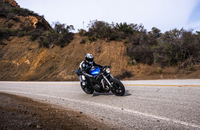 Phanh trước khi rẽ hay vào cua. Sau đó, hãy phán đoán những gì có thể xảy ra ở những góc khuất/điểm mù. 