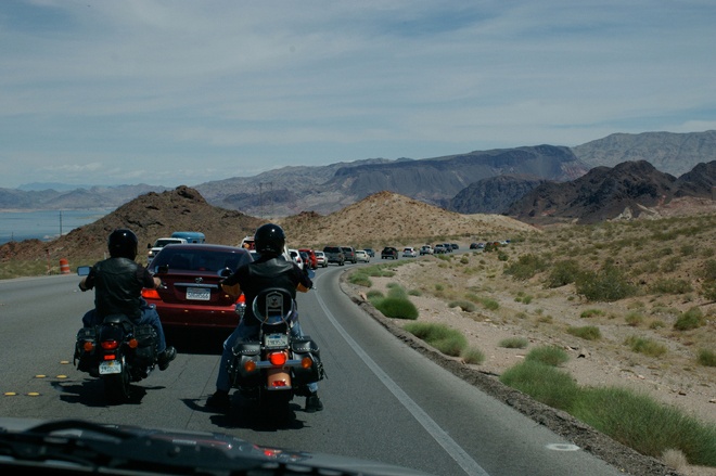 Hãy chủ động trên đường. Mỗi khi lái xe, hãy có những tín hiệu vừa đủ để các lái xe khác nhận ra bạn sắp di chuyển như thế nào. Đồng thời, hãy phán đoán tốt các tình huống có thể xảy ra trên đường.  