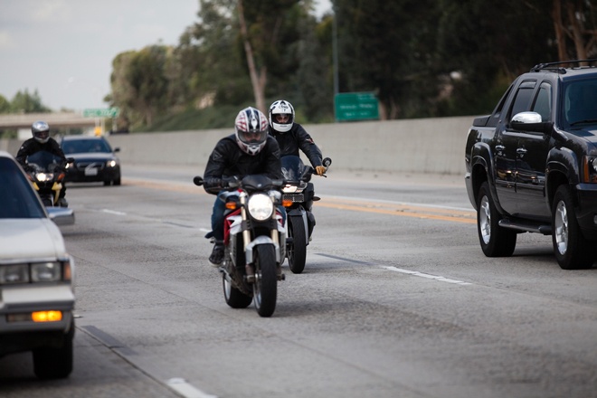  Lái từ tốn nếu lưu thông trên đường đông và chật hẹp. Ngay cả khi bạn đã là một biker dày dặn kinh nghiệm thì cũng nên chú ý quan sát và bình tĩnh trước lưu lượng giao thông quá tải trong giờ cao điểm tại các thành phố lớn.