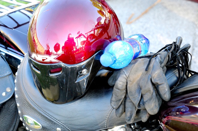 Mang đủ và đúng đồ bảo hộ như mũ bảo hiểm, găng tay,… luôn là điều tối cần thiết khi di chuyển bằng xe máy.