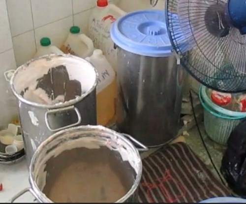 Các loại nguyên liệu trôi nổi và hóa chất tạo màu được trộn để chế biến mỹ phẩm nhái.