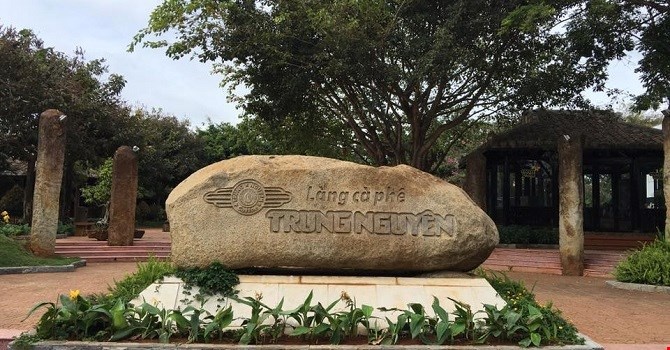 Công trình Làng cà phê Trung Nguyên được ra đời xuất phát từ ý tưởng xây dựng Thủ phủ cà phê toàn cầu của chủ tịch Đặng Lê Nguyên Vũ.