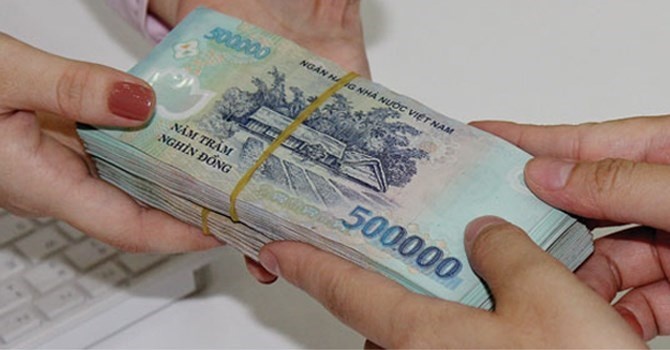 Ngan hang lo 'chieu' chia luong kinh doanh thay thuong Tet hinh anh