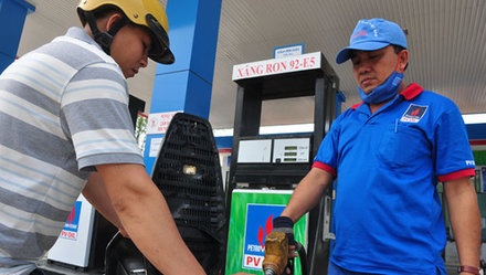 Xang A95 nhiem ban do bi hut lan can o day bon chua hinh anh