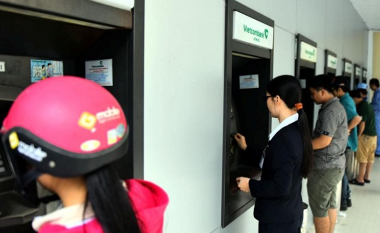 Cong nhan 'chet dung' khi rut tien ATM lai bi nuot tien hinh anh