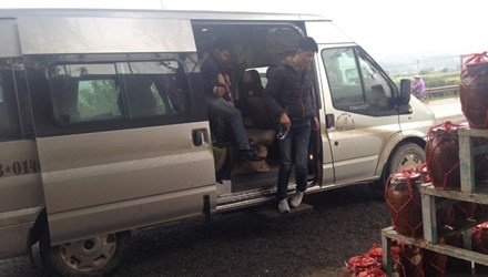 Lap nhom thue xe de tranh bi 'chat chem' hinh anh