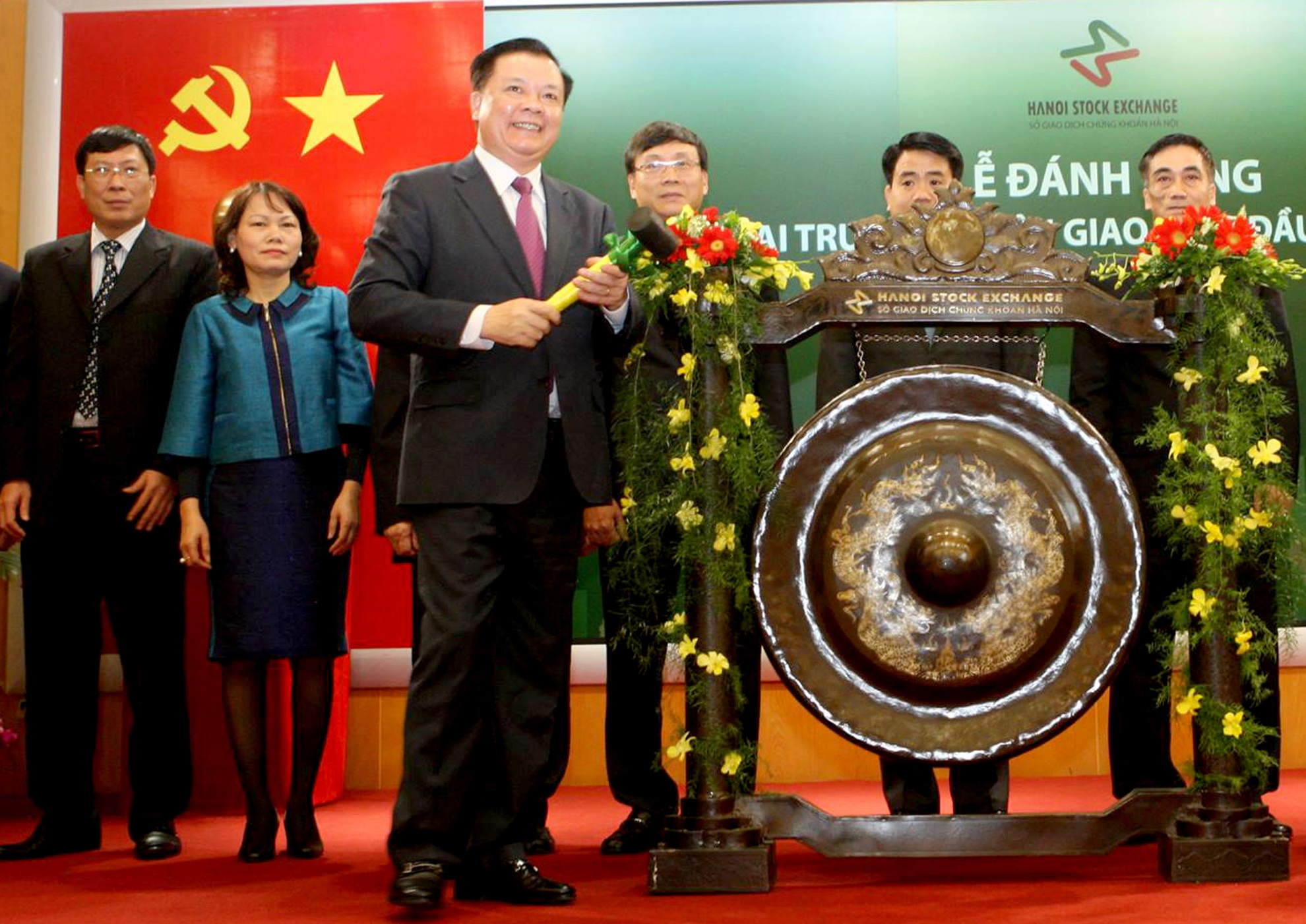 Danh cong khai truong phien giao dich chung khoan dau xuan hinh anh