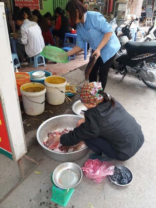 Sau tet, dan cong so van 'do mat'... tim quan an hinh anh