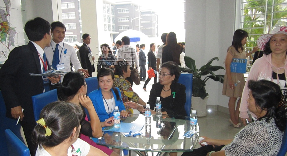 Tuyen nhan vien 'ban nuoc bot', luong den 100 trieu dong hinh anh