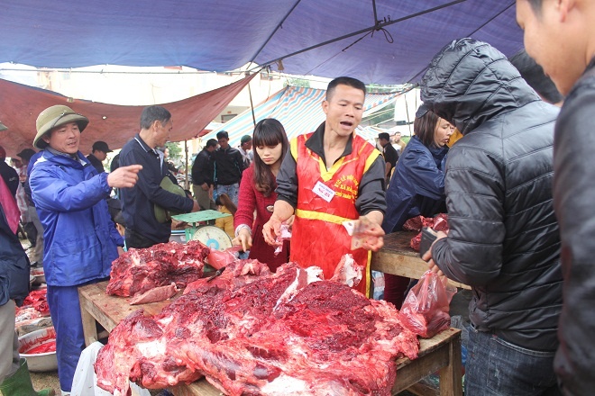 3 trieu dong/kg thit trau choi, muon mua phai xep hang hinh anh