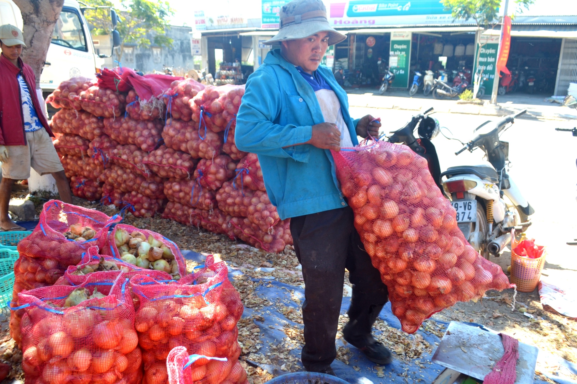 Nha vuon Da Lat trung lon hanh, khoai tay hinh anh