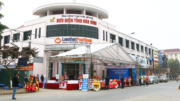 Vi sao cac ngan hang dang do xo ve tinh le? hinh anh