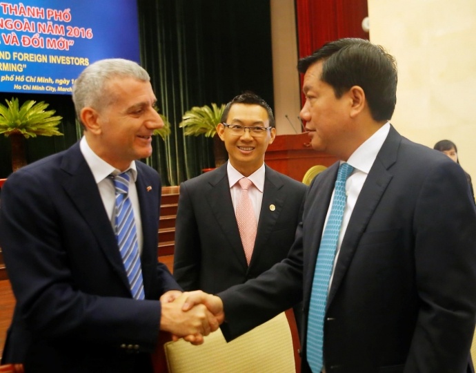 Luat chong luat dang 'troi chan' nha dau tu ngoai hinh anh