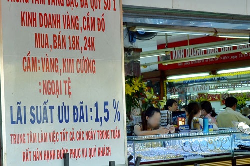 Can than vay tien o tiem vang hinh anh