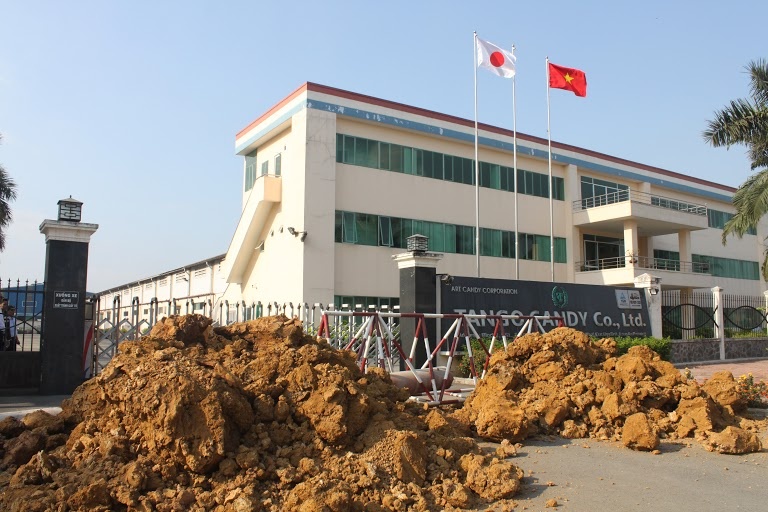 Chu KCN cat nuoc, lap barie do dat bit cong vao cong ty Nhat hinh anh