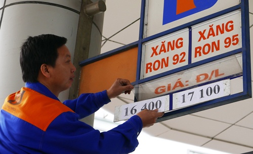 Gia xang dau ngay cang nang ganh thue phi hinh anh