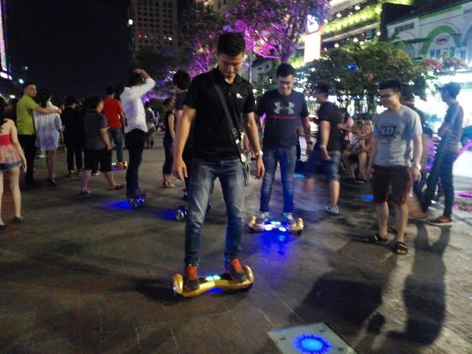 Dich vu thue xe dien thang bang tai pho di bo TP HCM hinh anh